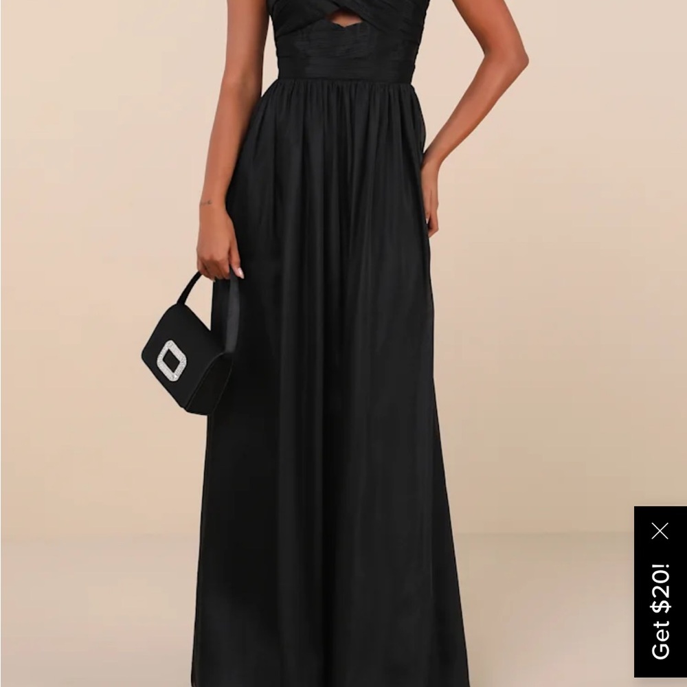 Elegant Black Maxi Dress with Cutout Detail